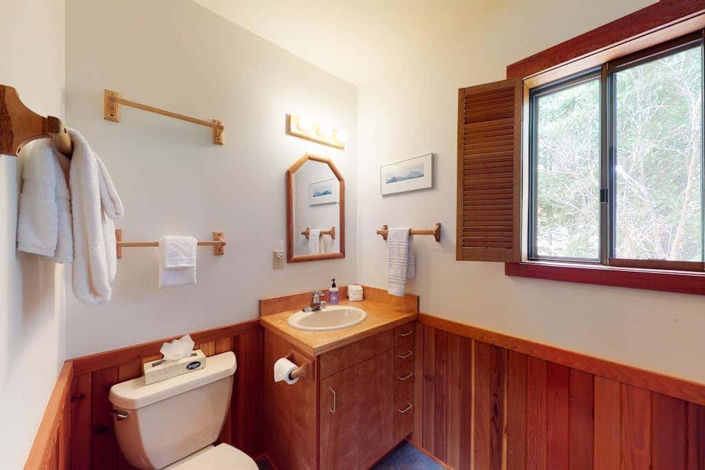 Inviting & comfortable Black Butte home with  hot tub, pool, tennis & basketball
