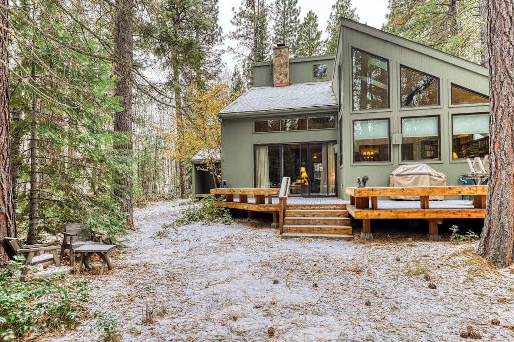Inviting & comfortable Black Butte home with  hot tub, pool, tennis & basketball