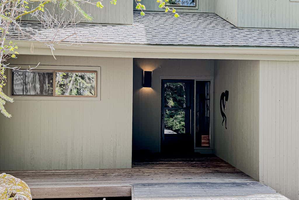 Inviting & comfortable Black Butte home with  hot tub, pool, tennis & basketball