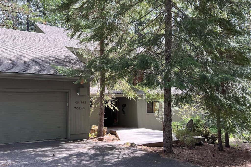 Inviting & comfortable Black Butte home with  hot tub, pool, tennis & basketball