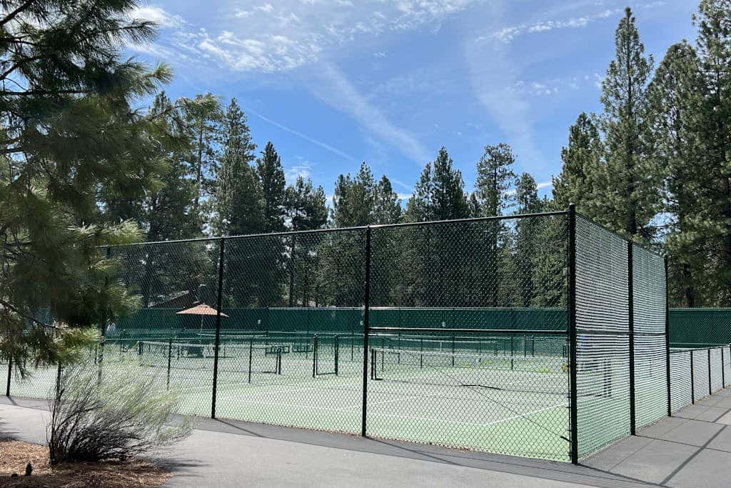 Inviting & comfortable Black Butte home with  hot tub, pool, tennis & basketball