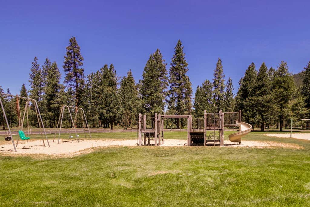Inviting & comfortable Black Butte home with  hot tub, pool, tennis & basketball