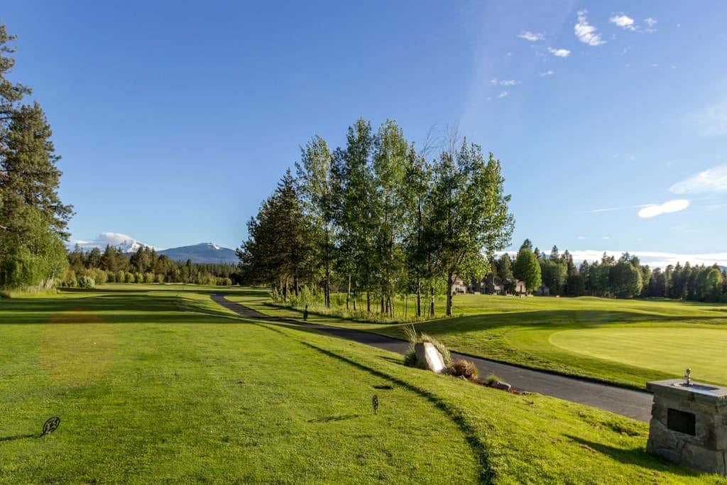 Inviting & comfortable Black Butte home with  hot tub, pool, tennis & basketball