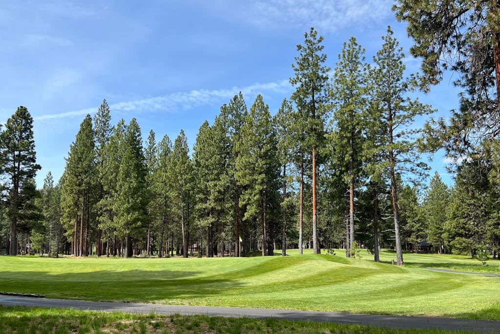 Inviting & comfortable Black Butte home with  hot tub, pool, tennis & basketball