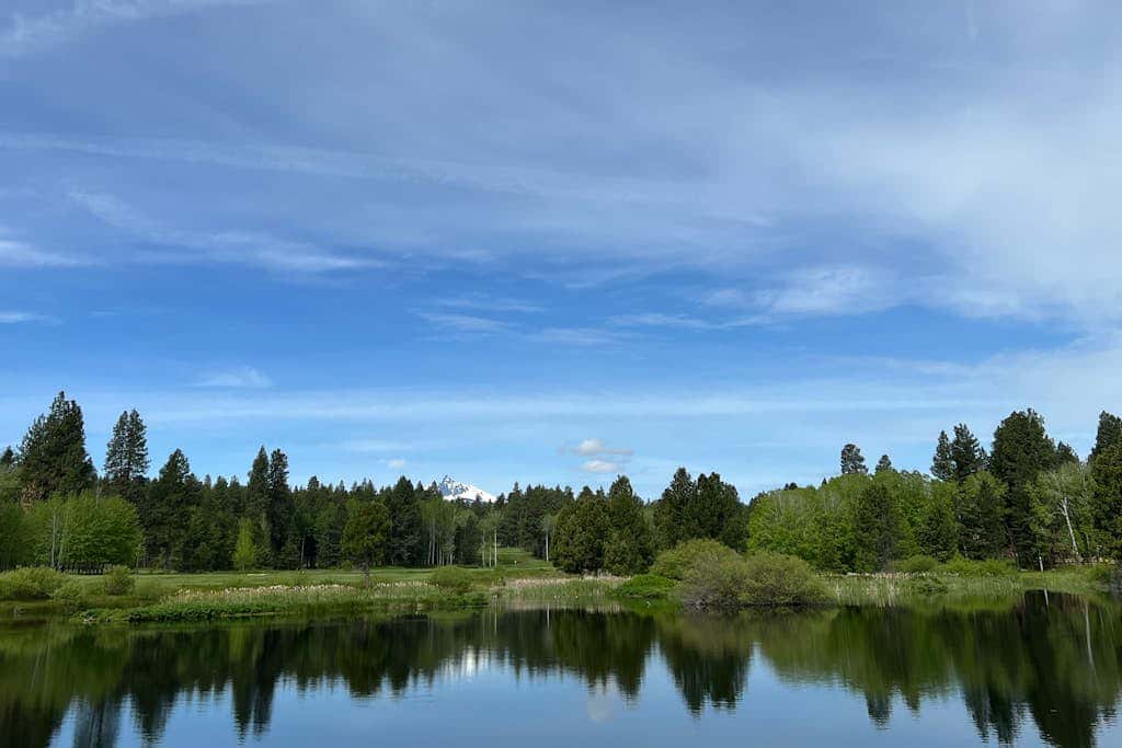 Inviting & comfortable Black Butte home with  hot tub, pool, tennis & basketball