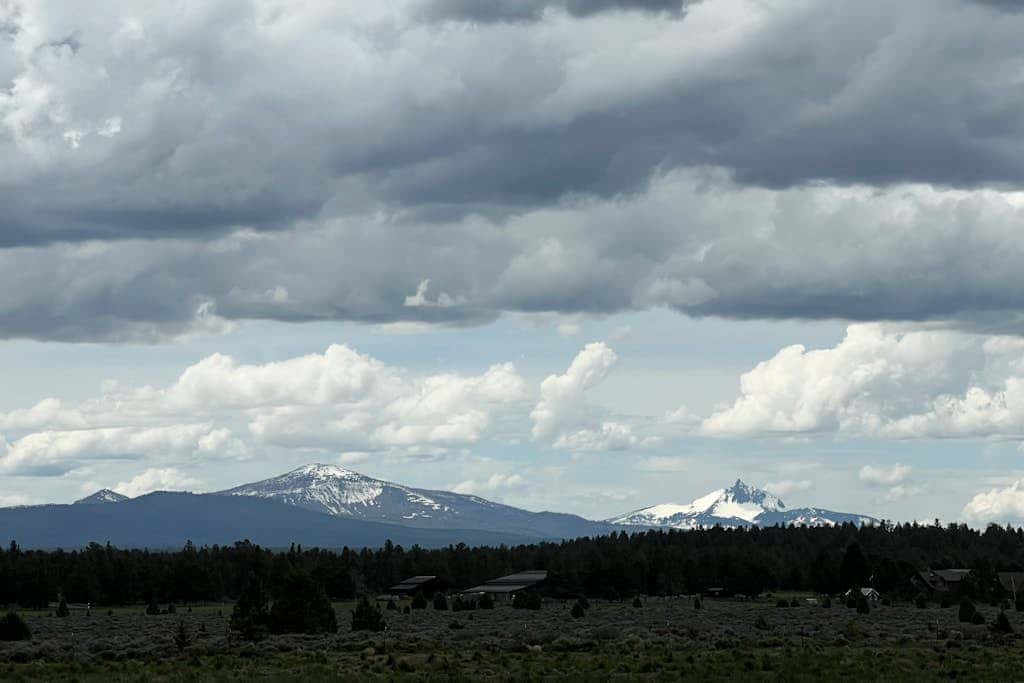 Inviting & comfortable Black Butte home with  hot tub, pool, tennis & basketball