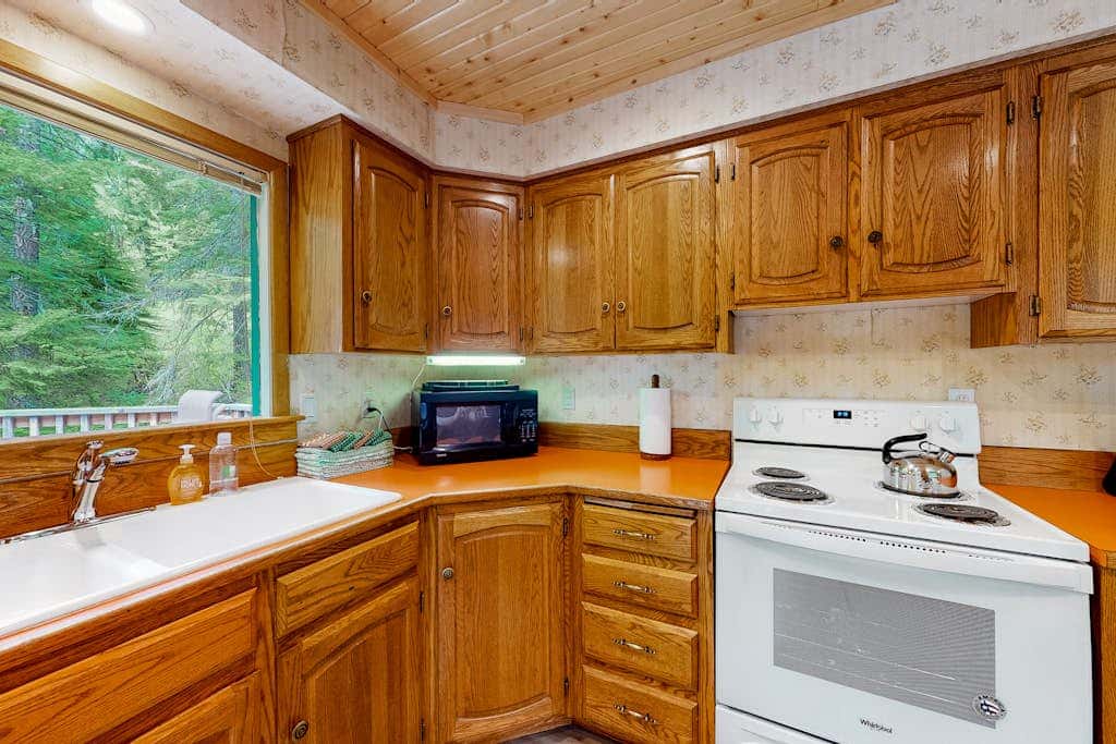 Dog-Friendly Home near Wallowa Lake w/Wraparound Deck, Free WiFi, Great Location