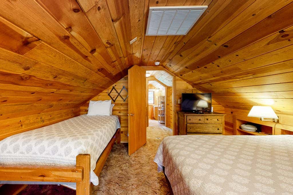 Dog-Friendly Home near Wallowa Lake w/Wraparound Deck, Free WiFi, Great Location