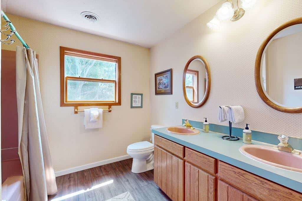 Grand Retreat on 5-Acre Lot with Private Hot Tub & Fireplaces, Mins to Slopes