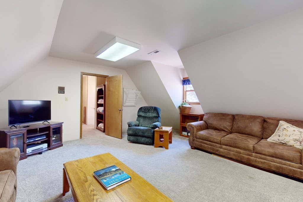 Grand Retreat on 5-Acre Lot with Private Hot Tub & Fireplaces, Mins to Slopes