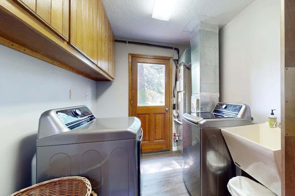 Grand Retreat on 5-Acre Lot with Private Hot Tub & Fireplaces, Mins to Slopes