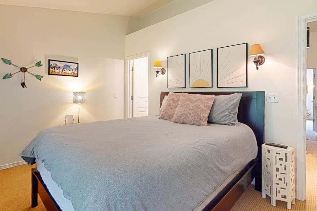 Dog-friendly, upscale condo with shared pool & hot tub - one mile from skiing