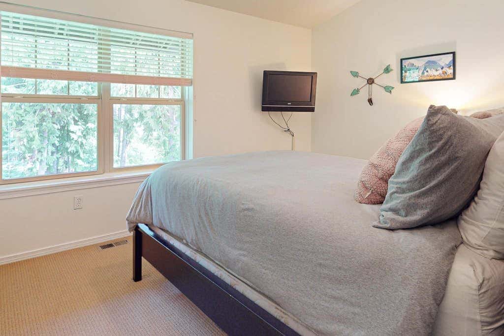 Dog-friendly, upscale condo with shared pool & hot tub - one mile from skiing