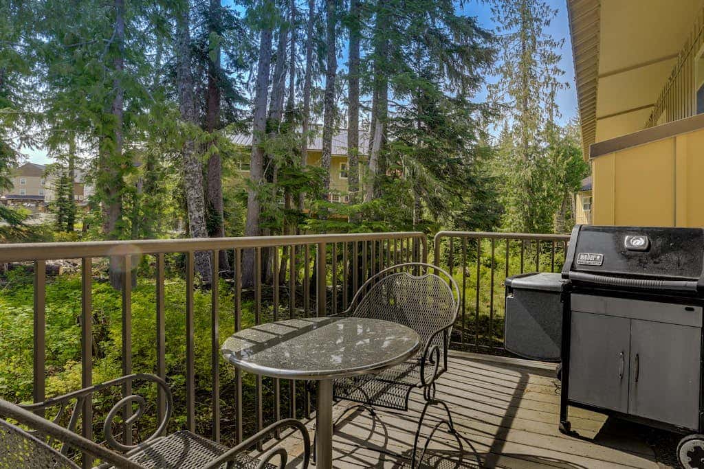 Dog-friendly, upscale condo with shared pool & hot tub - one mile from skiing