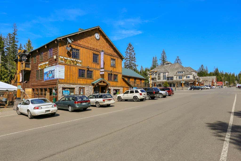 Dog-friendly, upscale condo with shared pool & hot tub - one mile from skiing