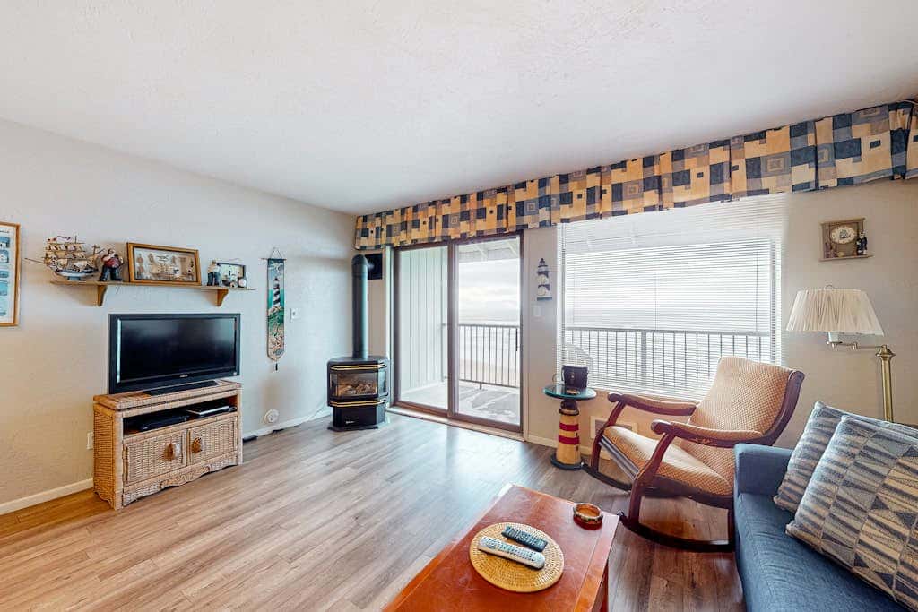 Oceanfront condo with amazing view, fireplace, balcony & beach access