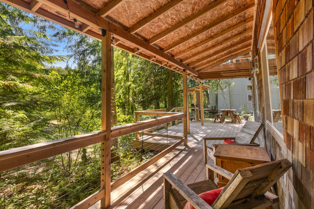 Recently remodeled riverfront home with fireplace, firepit & W&D - dog-friendly