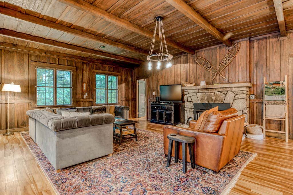 Classic forest cabin on Still Creek with private hot tub & wood fireplace
