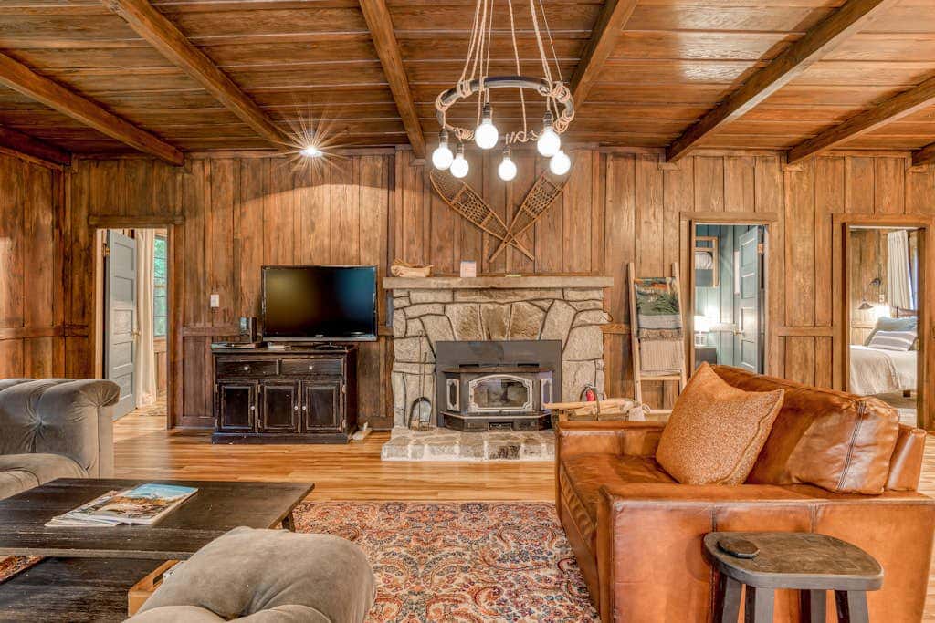 Classic forest cabin on Still Creek with private hot tub & wood fireplace