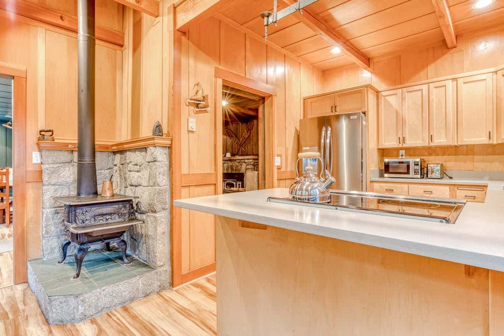Classic forest cabin on Still Creek with private hot tub & wood fireplace