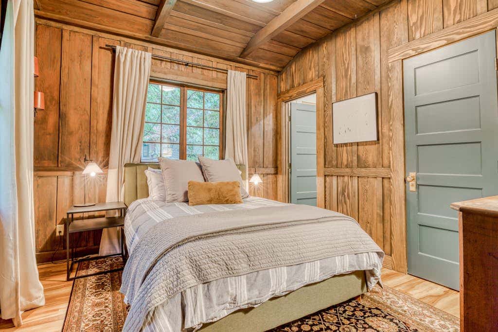 Classic forest cabin on Still Creek with private hot tub & wood fireplace