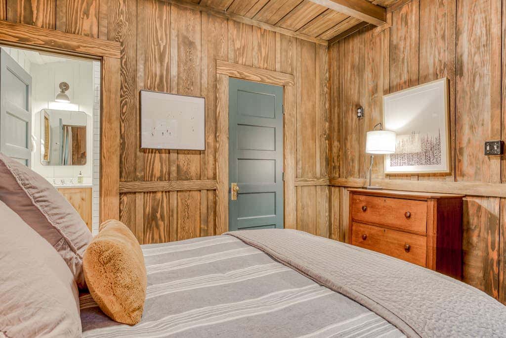 Classic forest cabin on Still Creek with private hot tub & wood fireplace