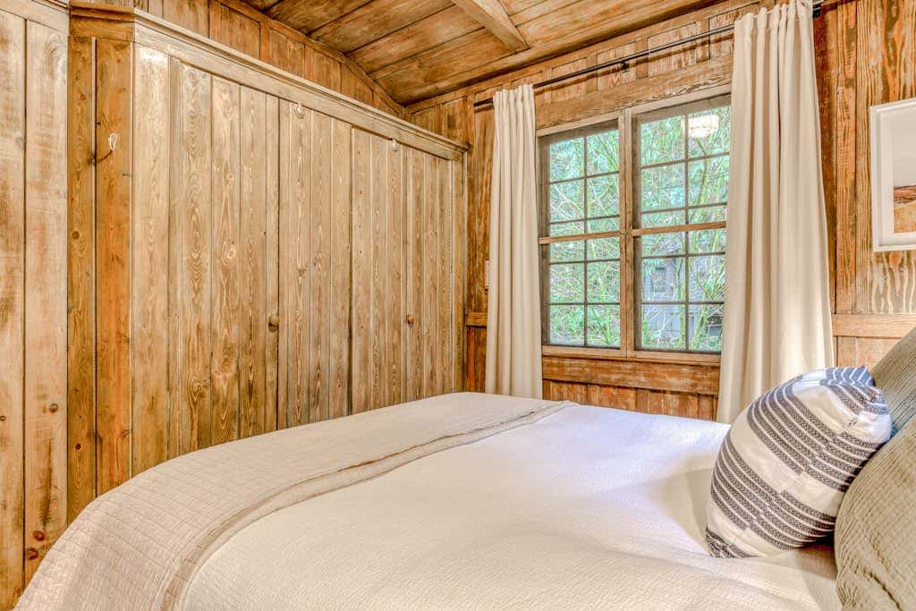Classic forest cabin on Still Creek with private hot tub & wood fireplace