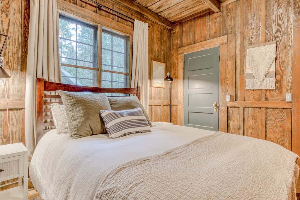 Classic forest cabin on Still Creek with private hot tub & wood fireplace