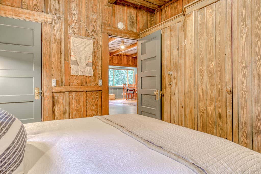 Classic forest cabin on Still Creek with private hot tub & wood fireplace