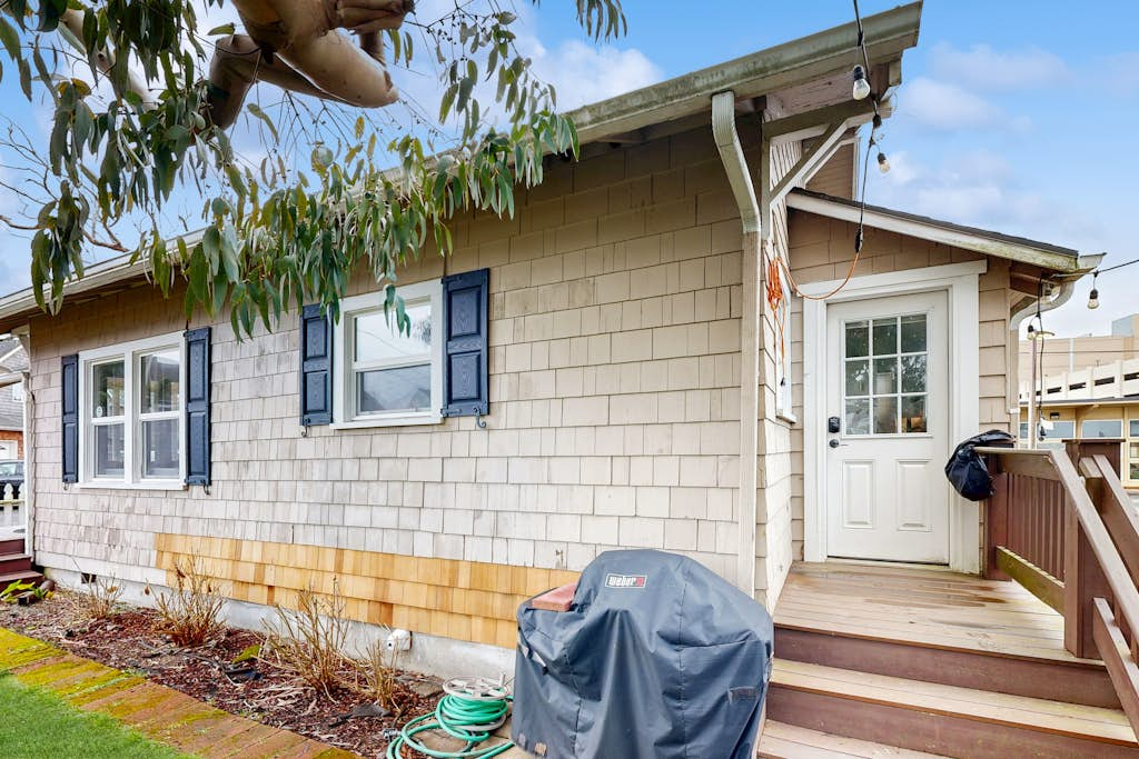 Dog-friendly cottage with great location, cozy interior, WiFi & washer/dryer