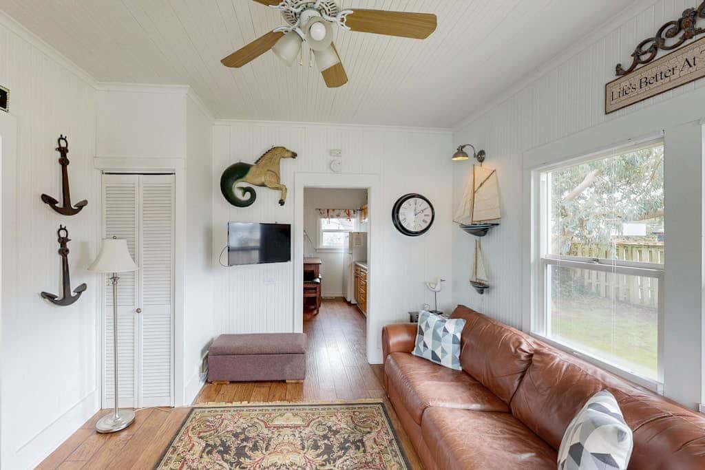 Dog-friendly cottage with great location, cozy interior, WiFi & washer/dryer