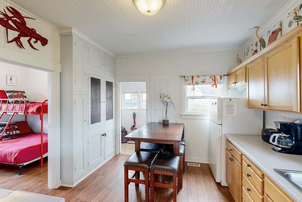 Dog-friendly cottage with great location, cozy interior, WiFi & washer/dryer