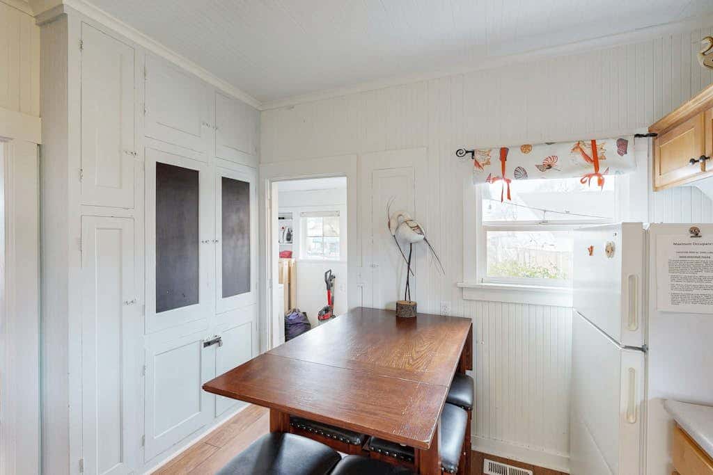 Dog-friendly cottage with great location, cozy interior, WiFi & washer/dryer