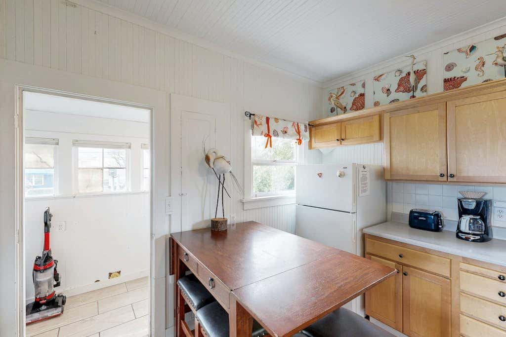 Dog-friendly cottage with great location, cozy interior, WiFi & washer/dryer