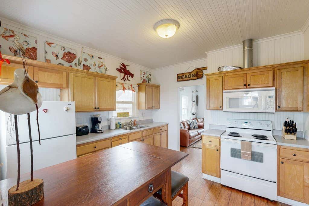 Dog-friendly cottage with great location, cozy interior, WiFi & washer/dryer