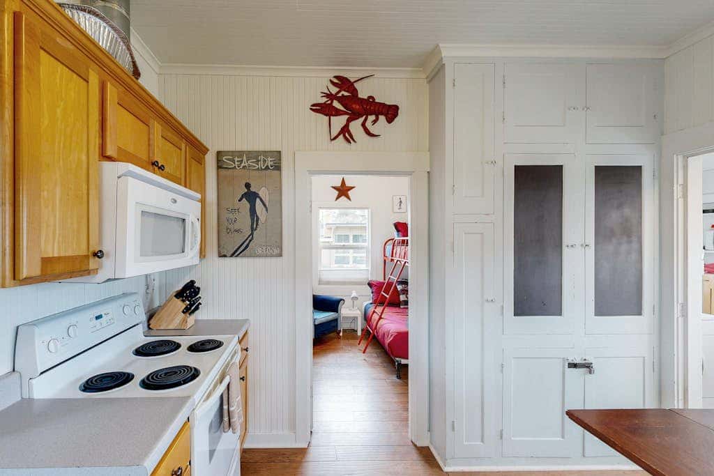 Dog-friendly cottage with great location, cozy interior, WiFi & washer/dryer