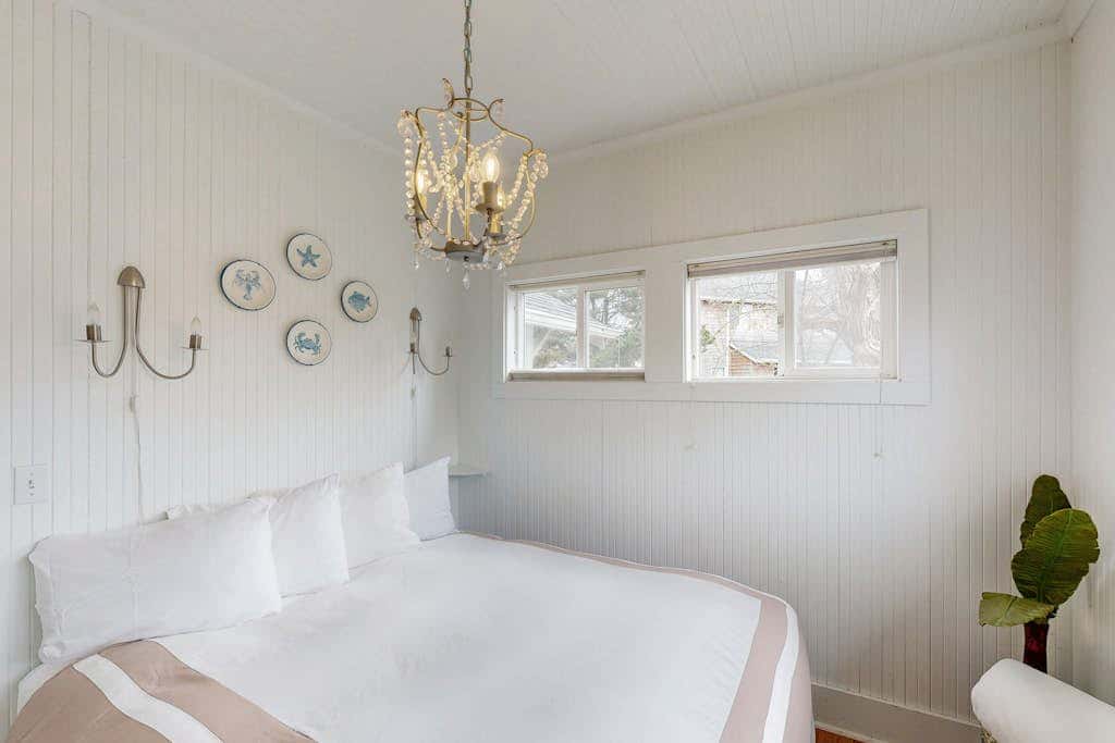Dog-friendly cottage with great location, cozy interior, WiFi & washer/dryer