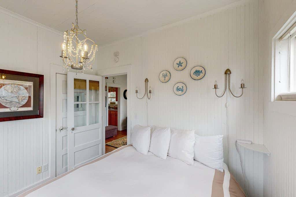 Dog-friendly cottage with great location, cozy interior, WiFi & washer/dryer