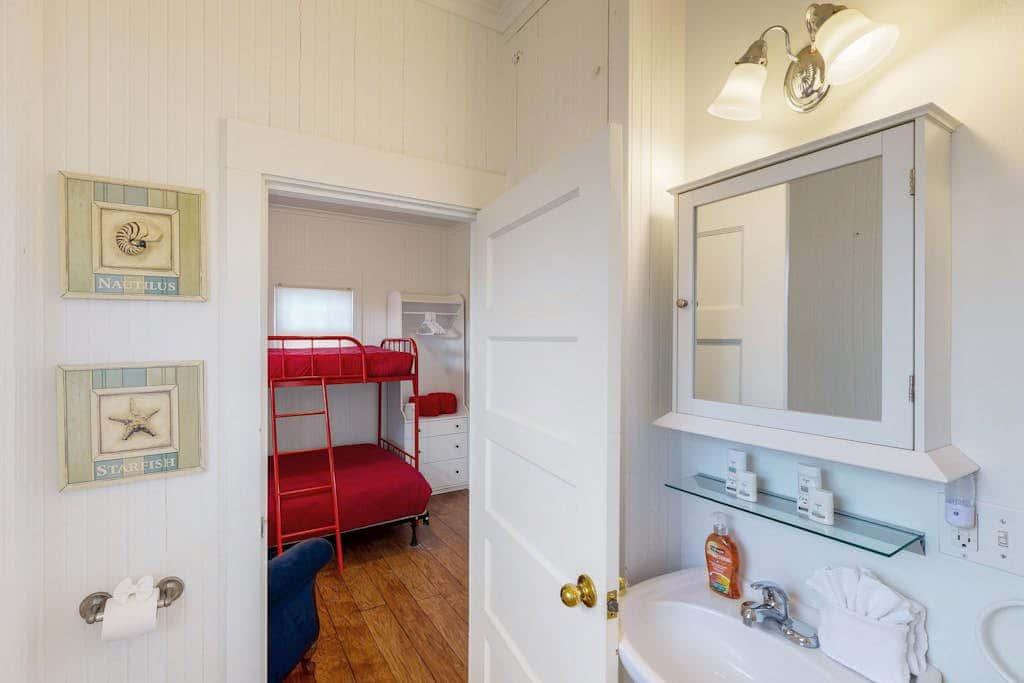 Dog-friendly cottage with great location, cozy interior, WiFi & washer/dryer