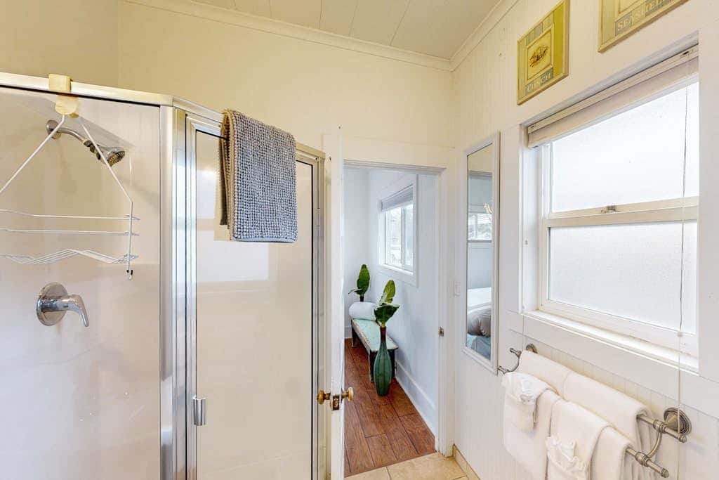 Dog-friendly cottage with great location, cozy interior, WiFi & washer/dryer