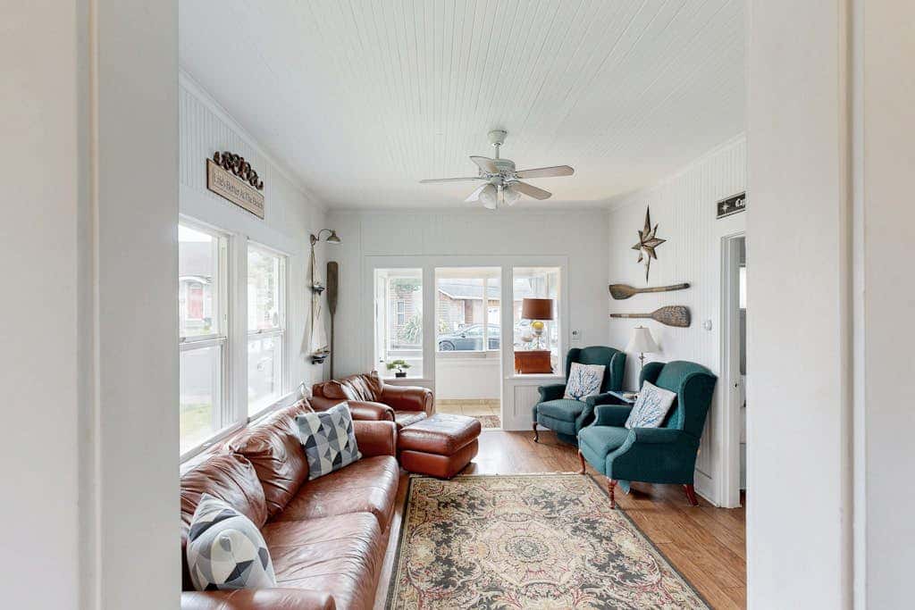 Dog-friendly cottage with great location, cozy interior, WiFi & washer/dryer
