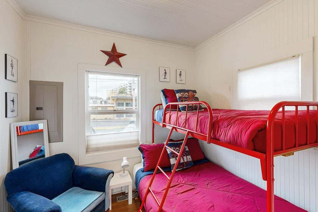 Dog-friendly cottage with great location, cozy interior, WiFi & washer/dryer
