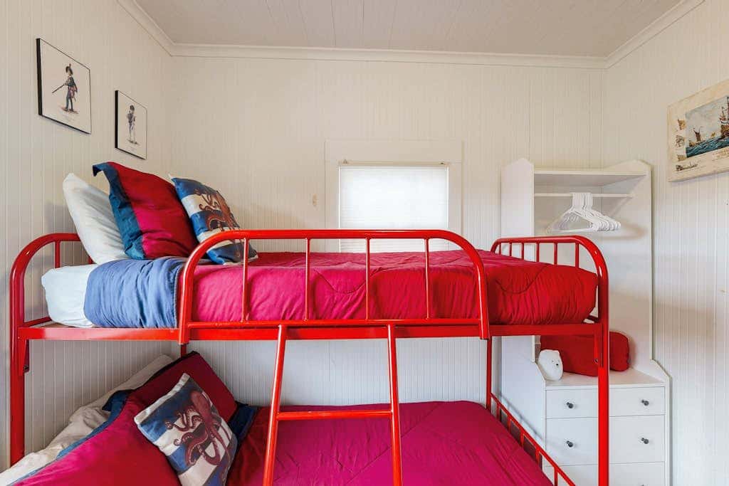 Dog-friendly cottage with great location, cozy interior, WiFi & washer/dryer