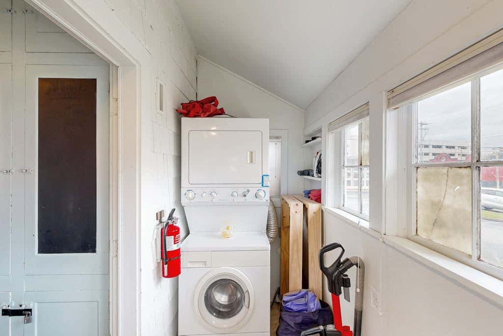 Dog-friendly cottage with great location, cozy interior, WiFi & washer/dryer