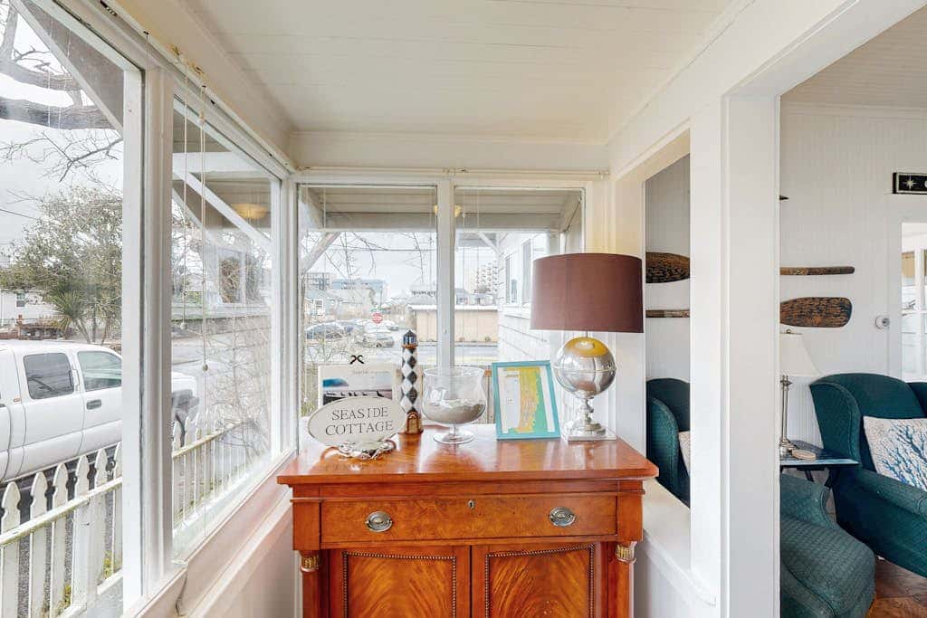 Dog-friendly cottage with great location, cozy interior, WiFi & washer/dryer