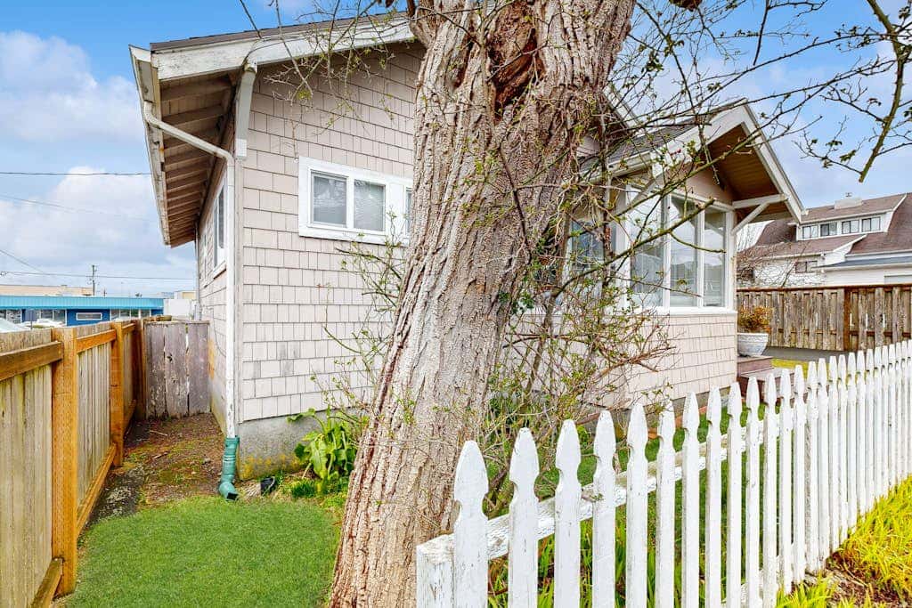 Dog-friendly cottage with great location, cozy interior, WiFi & washer/dryer