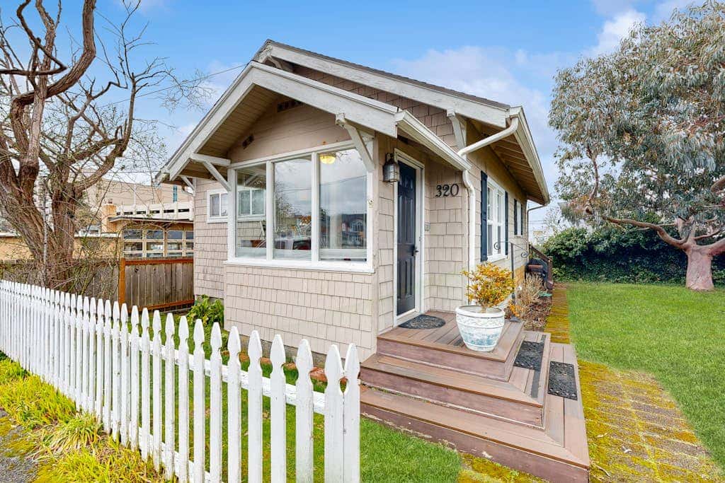 Dog-friendly cottage with great location, cozy interior, WiFi & washer/dryer