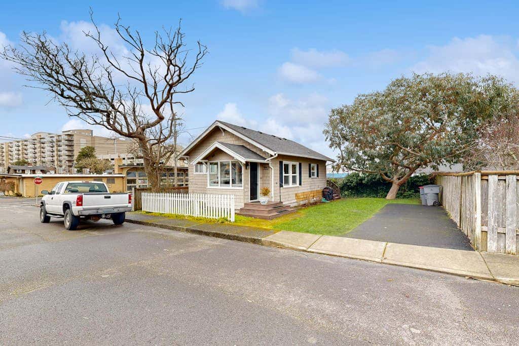 Dog-friendly cottage with great location, cozy interior, WiFi & washer/dryer