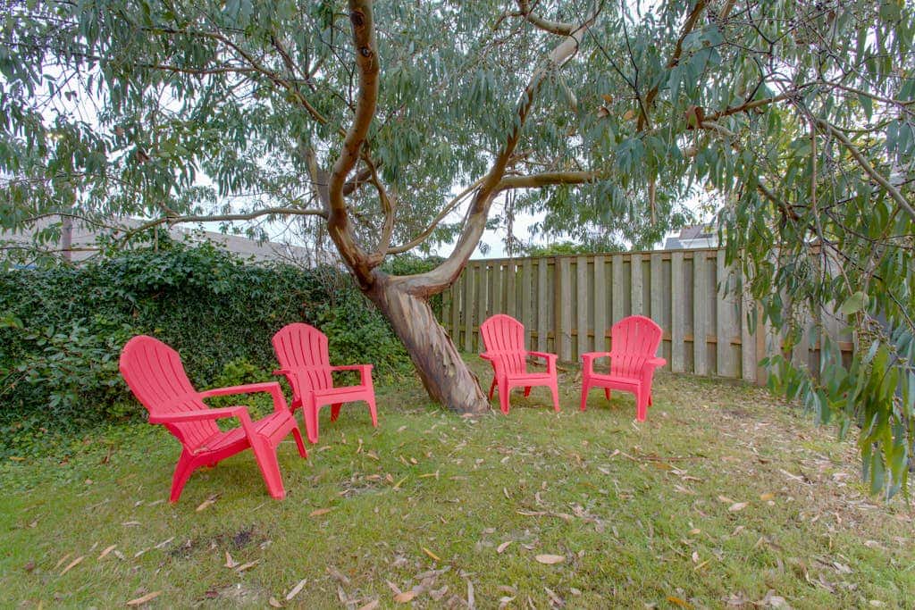 Dog-friendly cottage with great location, cozy interior, WiFi & washer/dryer