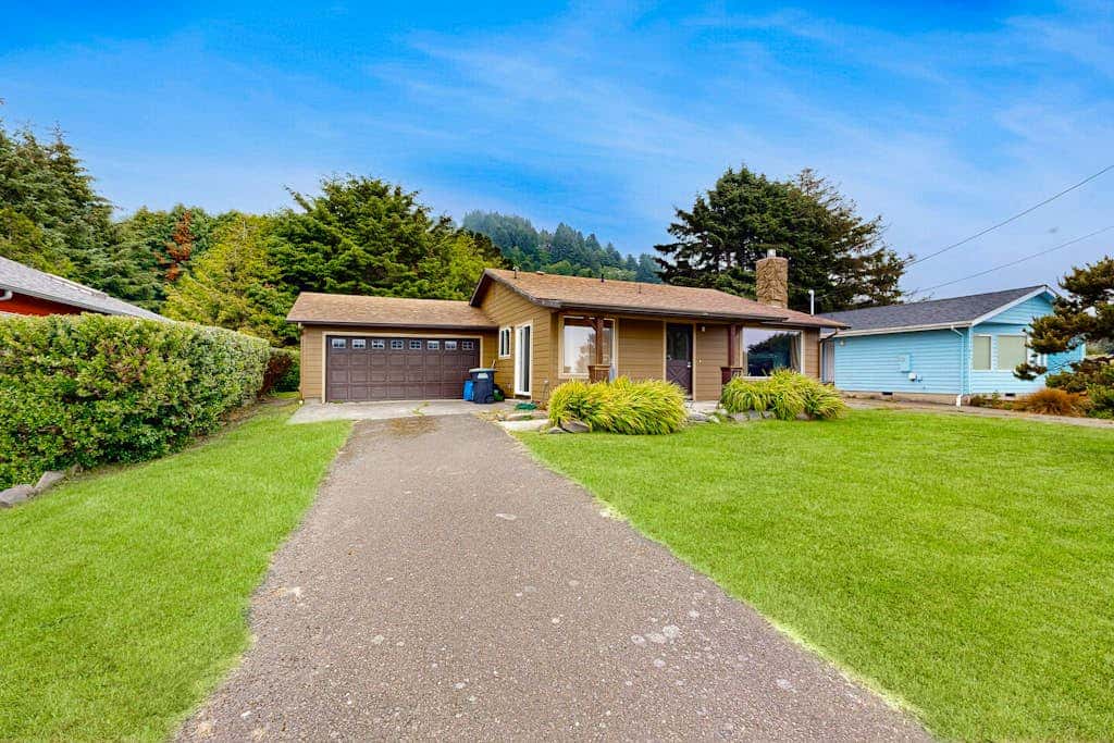 Experience Comfort and Serenity by the Sea, Dog Friendly with AC, & Patio